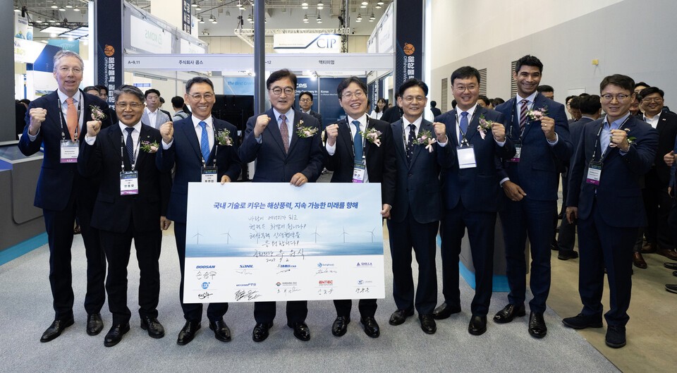 두산에너빌리티가 ‘2025 해상풍력 공급망 컨퍼런스 전시회’에서 국내 9개 협력사와 공급망 활성화를 위한 상생협약을 체결했다./두산에너빌리티 제공