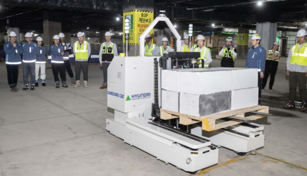 삼성물산과 현대건설이 '스마트 자재 운반 로봇' 기술 시연회를 가졌다./삼성물산 제공