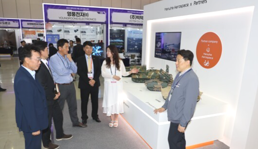 지난 9일 경남 창원컨벤션센터에서 개막한 '2025 방위산업 부품∙소재 장비 대전'에서 한화에어로스페이스 부스의 '상생협력존'을 방문한 관람객들에게 한화에어로스페이스 직원들이 협력업체가 참여한 대표 무기체계와 함께 협력업체 동반성장 프로그램 등에 대해 설명하고 있다./사진=한화에어로스페이스
