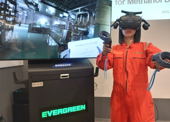 에버그린 작업자가 삼성중공업이 개발한 VR 솔루션을 시연하고 있다./사진=삼성중공업