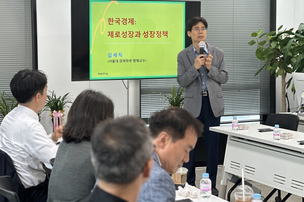 김세직 서울대 명예교수(오른쪽)가 인신협 세미나에서 강연하고 있다./인신협 제공