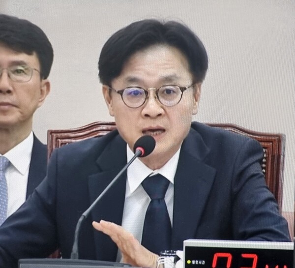 김정관 산업통상자원부 장관 후보자가 17일 국회 인사청문회에서 의원들의 질의에 답변하고 있다./TV화면캡처