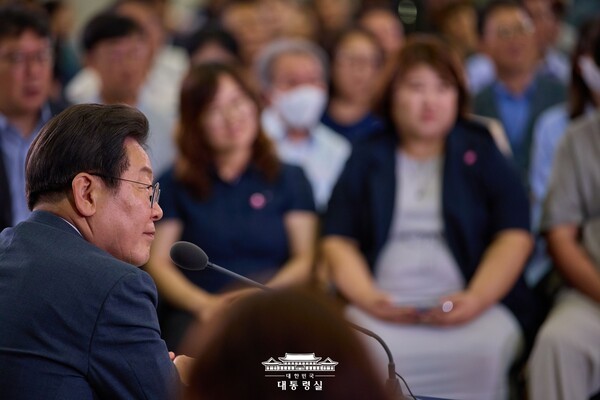 이재명 대통령이 지난 4일 대전 타운홀 미팅에서 참석자들의 발언을 듣고 있다./대통령실