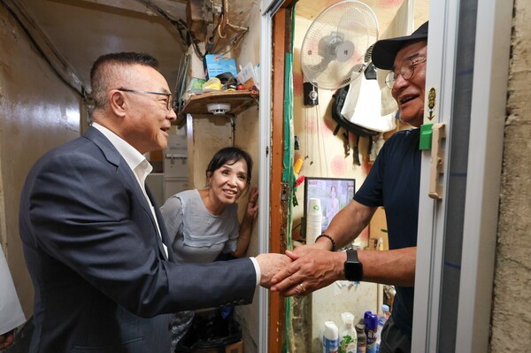 황주호 사장(왼쪽)이 기후약자 안심 키트를 전달하고 인사말을 전하고 있다. /한국수력원자력
