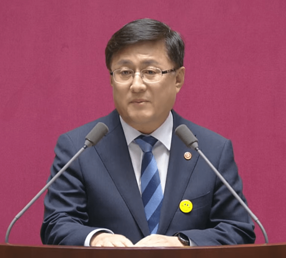 김성환 환경부 장관이 23일 국회 본회의에서 인사말을 하고 있다. 김 장관은 22일 취임사를 통해 탈탄소 녹색 문명의 중심 국가로 도약하는데 환경부가 선도적 역할을 해야 한다고 밝혔다./국회SNS 갈무리