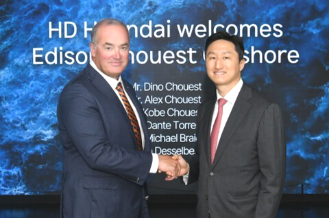 HD현대와 ‘에디슨 슈에스트 오프쇼어(Edison Chouest Offshore)’가 최근 미국 내 컨테이너 운반선 공동 건조를 위한 세부 협력방안 등을 논의했다. 사진 오른쪽부터 정기선 HD현대 수석부회장, 디노 슈에스트(Dino Chouest) 에디슨 슈에스트 오프쇼어 대표./사진=HD현대