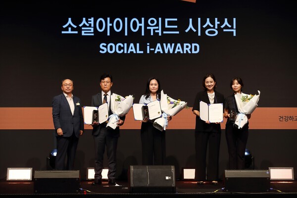 정운기 석유공사 경영전략처장(왼쪽 두번째)이 소셜아이어워드 시상식 기념 촬영을 하고 있다. /한국석유공사