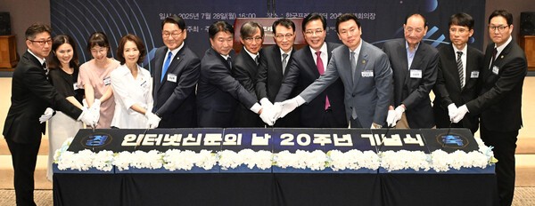 최수진 국민의힘 수석 부대변인(왼쪽 네번째부터) 김교흥 국회 문화체육관광위원장, 이기헌 민주당 원내대표 비서실장, 김기정 인신협 회장, 이규연 대통령실 홍보수석, 송언석 국민의힘 비상대책위원장 겸 원내대표, 김상규 인신협 수석 부회장, 김효재 한국언론진흥재단 이사장 등이 28일 서울 중구 프레스센터에서 열린 인터넷신문의날 20주년 기념식에서 축하 떡을 자르고 있다./인신협 제공