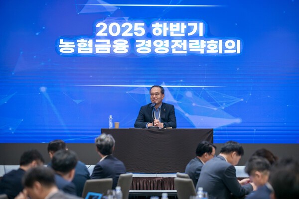 지난 28일 개최된 NH농협금융그룹 경영전략회의에서 이찬우 농협금융지주 회장이 회의를 주재하고 있다./NH농협금융지주