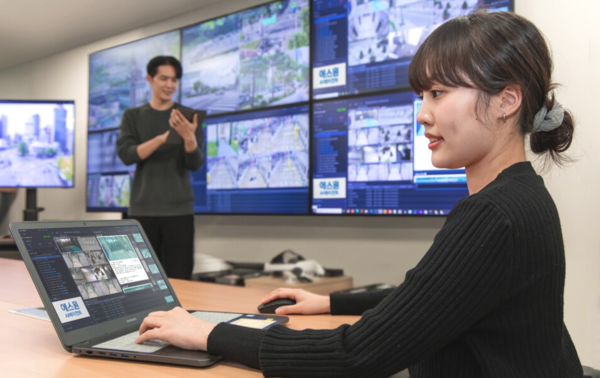 보안 수요 증가 흐름에 차별화된 기술력과 서비스로 실적 호조세를 이어가고 있는 에스원. 사진은 에스원 R&D센터 연구원이 CCTV AI 에이전트를 시연하고 있는 모습. /에스원 제공