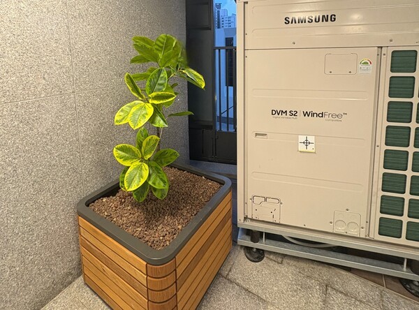 에어컨 실외기와 화분이 화재시 피난사다리 구역을 막고 있다/ 장은진 기자