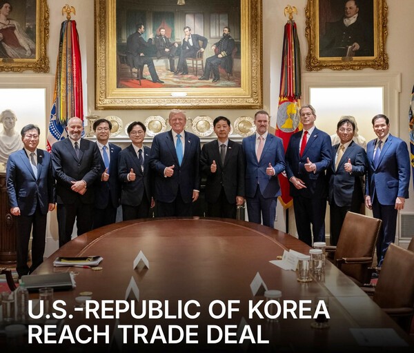 백악관 SNS가 31일 도널드 트럼프 대통령과 구윤철 경제부총리 등 한국 협상단이 엄지손가락을 치켜올리며 찍은 사진을 공개했다. 백악관 웨스트윙 캐비닛룸에서 약 40분간 진행된 면담 직후 트럼프는 자신의 소셜미디어 '트루스 소셜'을 통해 "또 다른 역사적인 무역 합의"라고 발표했다. ./백악관 페이스북 화면 캡처