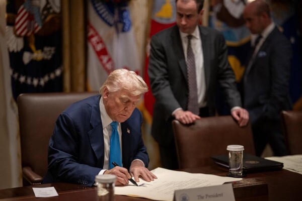 국가별 상호관세율을 조정한 행정명령에 서명한 도널드 트럼프 미국 대통령. /출처: 백악관 페이스북