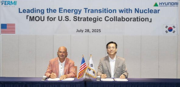 이한우 현대건설 대표(오른쪽)와 토비 노이게바우어 페르미 아메리카 공동 창립자가 현대건설 계동사옥에서 ‘첨단 에너지 및 인텔리전스 캠퍼스 공동 개발을 위한 업무협약’을 체결하고 있다./현대건설 제공