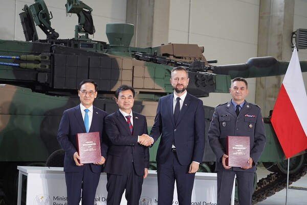 안규백(왼쪽 두 번째) 국방부 장관과 브와디스와프 코시니악-카미슈(세 번째) 폴란드 부총리 겸 국방장관, 아르뚜르 쿱텔(네 번째) 폴란드 군비청장, 이용배(첫 번째) 현대로템 대표이사 사장이 1일(현지시간) 폴란드 글리비체에서 진행된 폴란드 K2 전차 2차 이행계약 서명식에서 기념촬영을 하고 있다./사진=현대로템