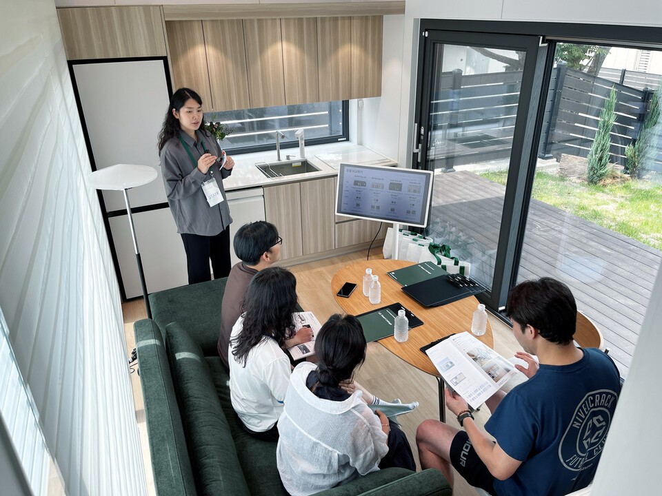 LG 스마트코티지 오픈하우스를 방문한 방문객들의 모습. /LG전자 제공