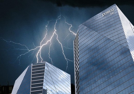 포스코이앤씨 공사 현장에서 지난 4일 산업재해 사고가 발생하며 포스코 그룹에 비상이 걸렸다./픽사베이 이미지, 포스코이앤씨 홈페이지 사진 합성