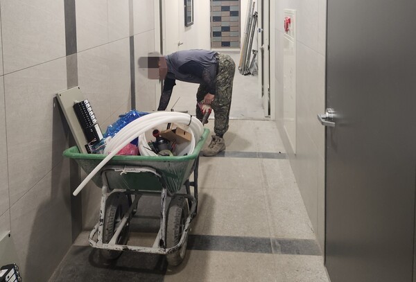 입주기간에도 출입구 마감작업이 한장이다./ 장은진 기자