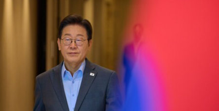 이재명 대통령이 6일 대통령실 복도를 걸어가고 있다./대통령실 제공