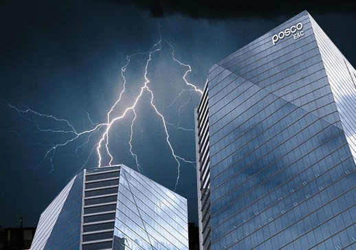 포스코이앤씨 공사 현장에서 지난 4일 산업재해 사고가 발생하며 포스코 그룹에 비상이 걸렸다./픽사베이 이미지, 포스코이앤씨 홈페이지 사진 합성