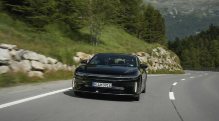 단일 충전 주행 테스트에서 1205km를 주행하며 세계 최장 기록을 세운 루시드 모터스의 '루시드 에어 그랜드 투어링'. /삼성SDI 제공