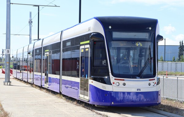 지난 1일(현지시간) 캐나다 에드먼턴시 게리 라이트 기지에 도착한 현대로템 트램 모습./사진=현대로템