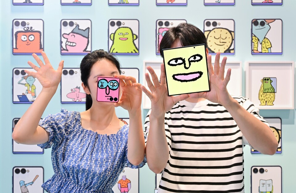 삼성전자가 운영 중인 '더 갤럭시 언폴더스' 체험존(서울 코엑스 소재) 방문객들이 '갤럭시 Z 폴드7'의 대화면과 ‘갤럭시 Z 플립7’의 커버 디스플레이를 활용해 '뉴페이스 셀피'를 촬영하는 모습. /삼성전자 제공