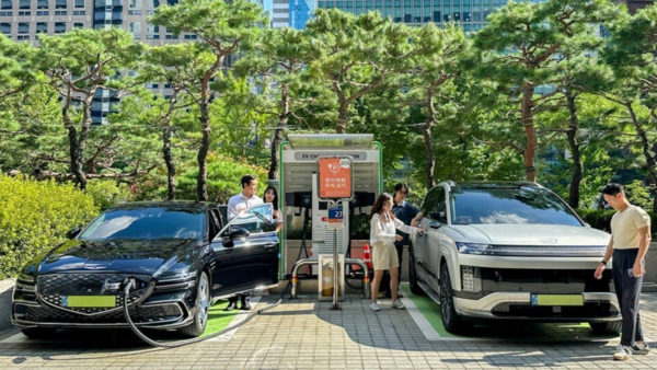 SK이노베이션 계열 직원들이 SK서린빌딩(서울 종로구 소재)에서 충전 중인 현대자동차의 전기차 모델 아이오닉9과 eG80(전기화 모델)을 체험하고 있는 모습. /SK이노베이션 제공