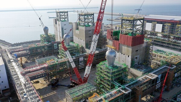 샤힌 패키지2 현장 내 철골 구조물에 설치된 리액터 3기./현대엔지니어링 제공