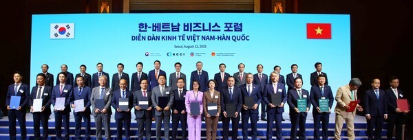 두나무와 베트남 밀리터리뱅크는 12일 서울 롯데호텔에서 열린 '한·베트남 비즈니스 포럼'에서 기술 제휴 양해각서(MOU)를 체결했다./대한상공회의소