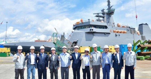 13일 울산 HD현대중공업을 방문한 조현 외교부 장관(왼쪽 여섯번째)과 조셉 윤 주한미국대사대리(왼쪽 일곱번째), 국회의원단 및 관계자들이 필리핀서 수주, 건조 중인 2400t급 원해경비함인 ‘라자 술라이만(RAJAH SULAYMAN)함’ 앞에서 기념촬영을 하고 있다./사진=HD현대중공업