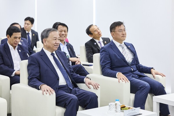 또 럼 베트남 당서기장(왼쪽에서 두번째)과 김남정 동원그룹 회장(가장 오른쪽)이 지난 13일 동원글로벌터미널부산 현장을 방문했다./ 동원그룹 제공