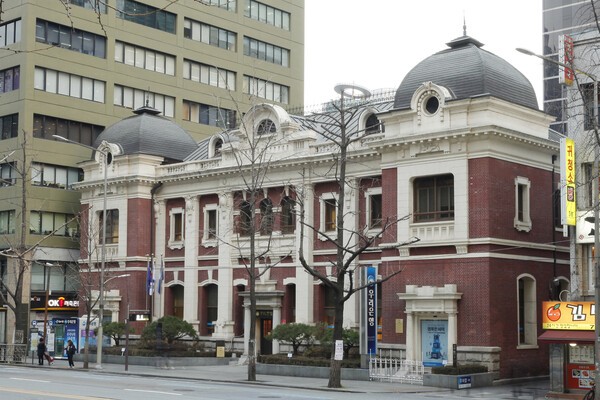 1909년 대한천일은행 본점, 광통관이 문을 열었다. 화재로 일부 소실 뒤 복원했으며, 현재 우리은행 종로금융센터로 쓰인다./국가유산포털