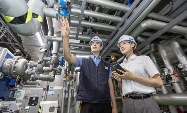 IoT 센서가 적용된 건물관리 시스템 '블루스캔'을 설명하고 있는 에스원 임직원들의 모습. /에스원 제공