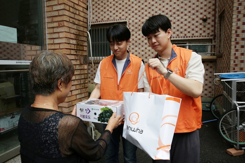 지난 14일 천주교 무악동성당에서 ‘㈜한화와 함께하는 제철음식 나눔’ 봉사활동을 실시한 ㈜한화 임직원 봉사단. /㈜한화 제공