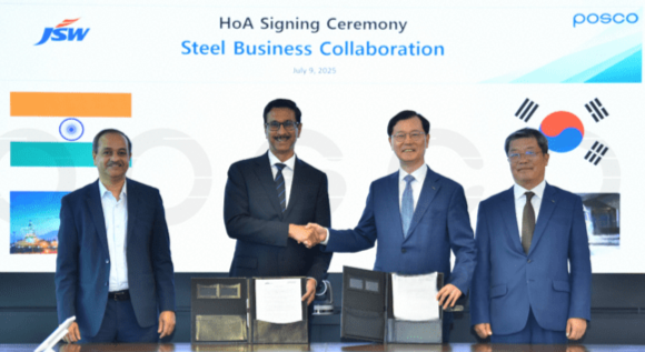 포스코그룹과 JSW그룹이 최근 사업 협력 HOA를 체결했다. 사진 왼쪽부터 아룬 마헤쉬와리(Arun Maheshwari) JSW 그룹 이사, 자얀트 아차리야(Jayant Acharya)사장, 이주태 포스코홀딩스  사장, 신성원 포스코 경영기획본부장
