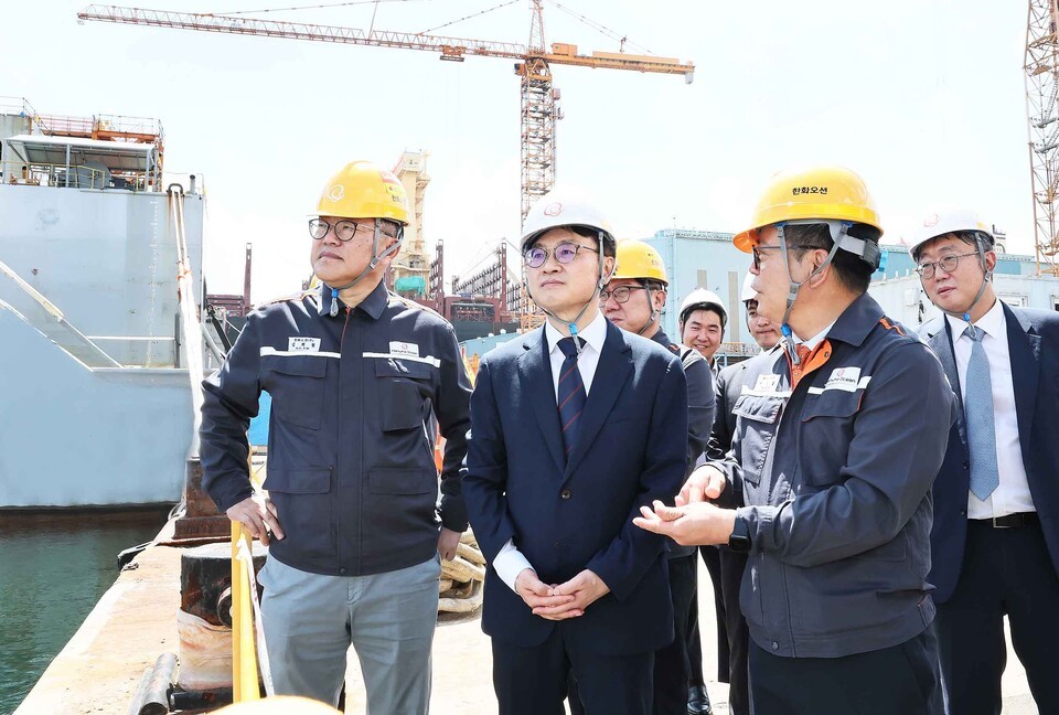 김정관(왼쪽 두 번째) 산업통상자원부 장관이 14일 경남 거제시 한화오션 조선소를 방문해 현장을 둘러보고 있다. 김 장관은 이날 석유화학 업계가 합심해 설비 조정 등 자발적인 사업 재편에 참여해야 한다고 밝혔다./산업통상자원부 제공