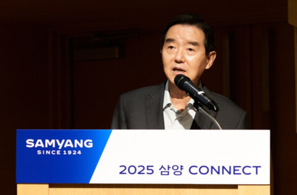김윤 삼양그룹 회장이 2025년 삼양 커넥트에서 상반기 경영 성과와 하반기 전략 방향에 대해 직원들에게 설명하고 있다./삼양홀딩스 제공