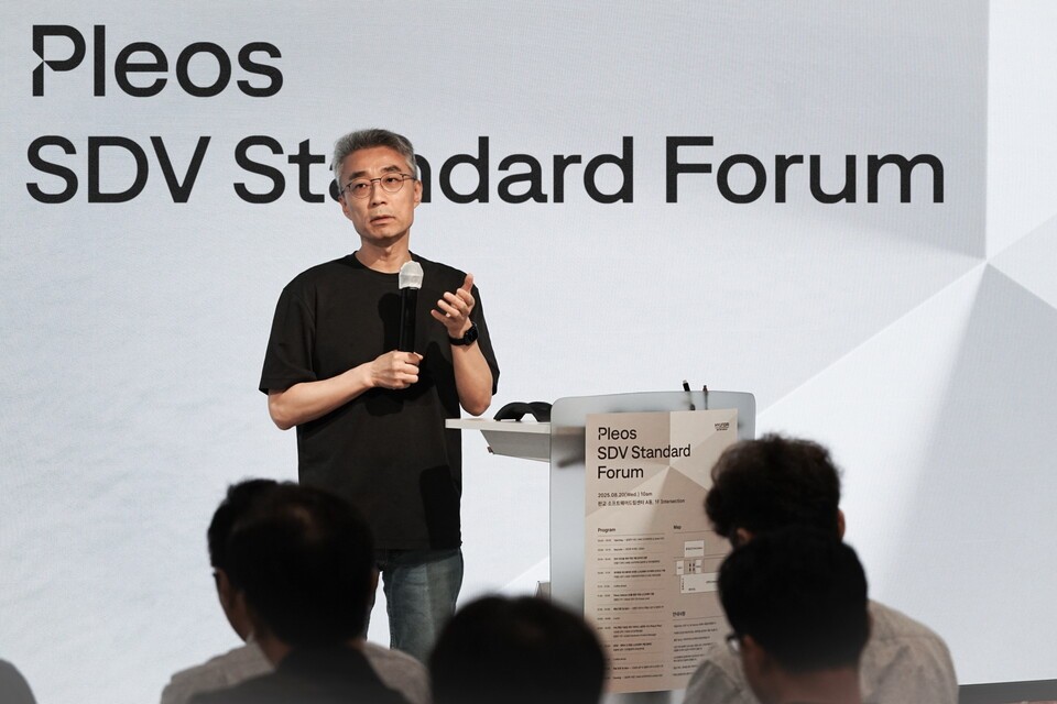 20일 58개 주요 협력사가 참여하는 'Pleos SDV 스탠다드 포럼'을 개최한 현대자동차그룹. 사진은 Pleos SDV 스탠다드 포럼에서 발표하고 있는 송창현 현대차·기아 AVP본부장 사장. /현대자동차그룹 제공