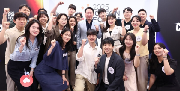 2025 이천포럼 폐막식에서 기념사진을 찍고 있는 최태원 SK그룹 회장과 SK그룹 구성원들의 모습. /SK그룹 제공