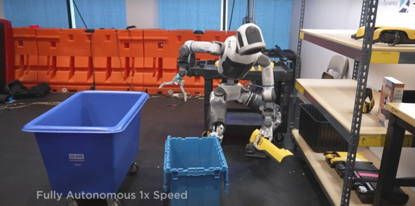 20일 휴머노이드 로봇의 새 작업 영상을 공개한 보스턴다이나믹스. 사진은 연구원이 방해 차원에서 일부러 떨어진 부품을 줍고 있는 아틀라스. /출처: 보스턴다이나믹스 유튜브 채널