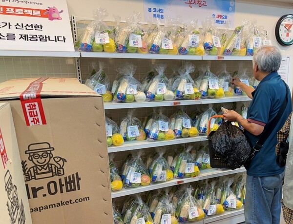 하이트진로는 서울역, 영등포, 남대문, 돈의동, 창신동 등 서울 5대 쪽방촌 ‘온기창고’에 신선한 과일과 채소 700인분을 지원하면서 올해 두번째 정기 후원을 진행했다./하이트진로 제공