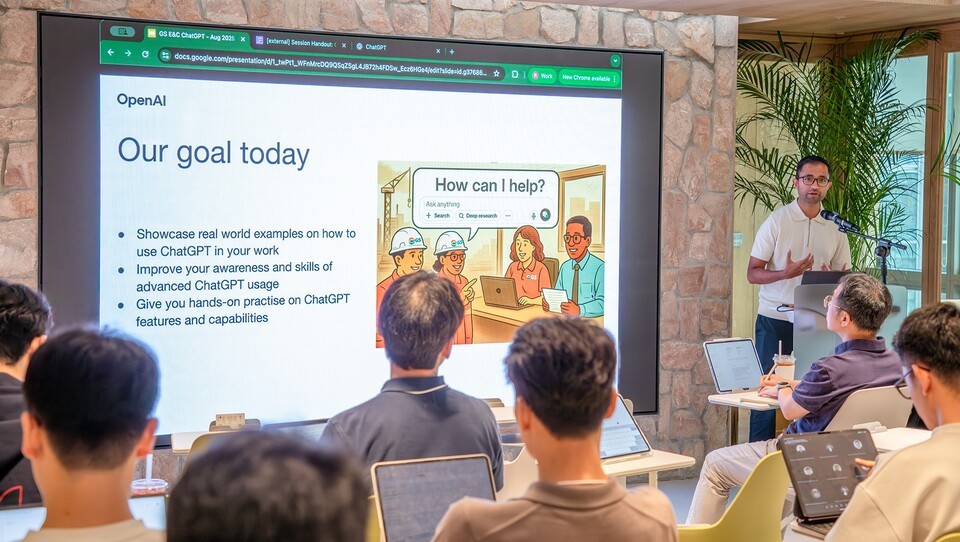 서울 종로구 GS건설 본사서 21일 OpenAI 담당자들이 방문해 직원들과 프로그램 관련 심화교육을 진행하고 있다./GS건설 제공
