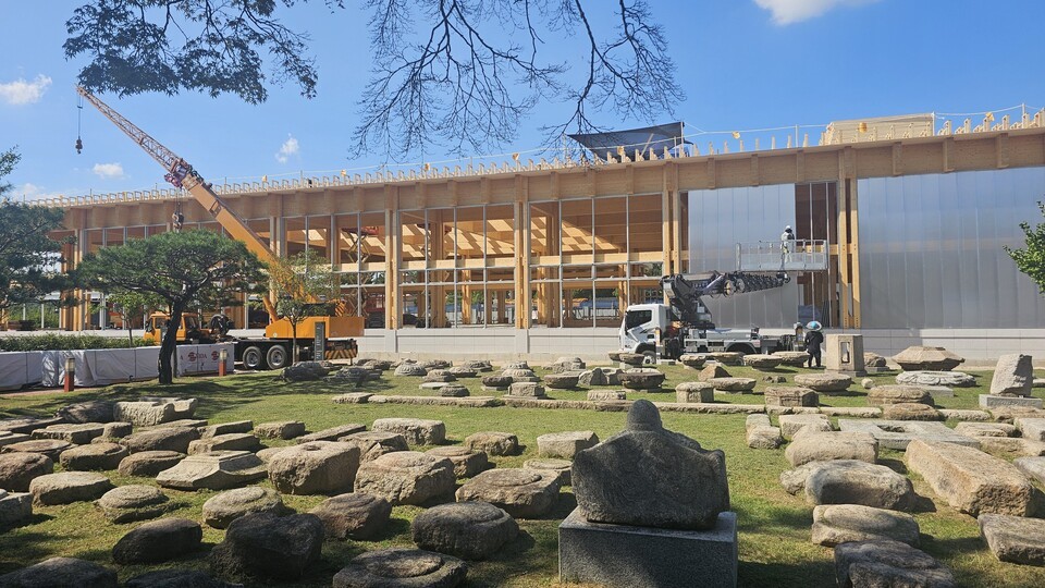 경주국립박물관 중정에 건설 중인 2025 APEC 정상회의 만찬장. /사진=임호동 기자