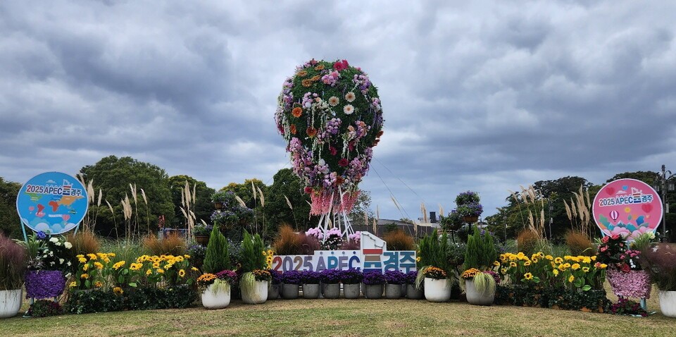 경주시가 황리단길 입구에 조성한 APEC 홍보정원 전경. /경주시 제공
