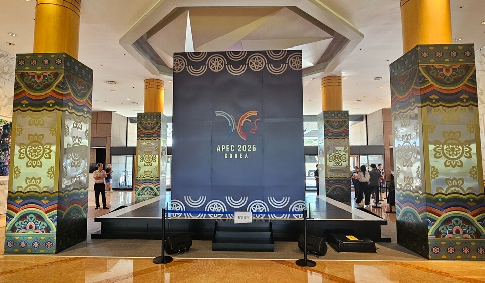 미디어월과 재사용이 가능한 ESG 철강으로 조성된 ‘2025 APEC 문화산업고위급대화 특별전시'. /사진=임호동 기자