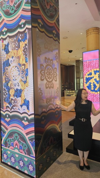 2025 APEC 문화산업고위급대화 특별전시에 사용된 ESG 철강에 대해 소개하고 있는 APEC 준비지원단 관계자. /사진= 임호동 기자