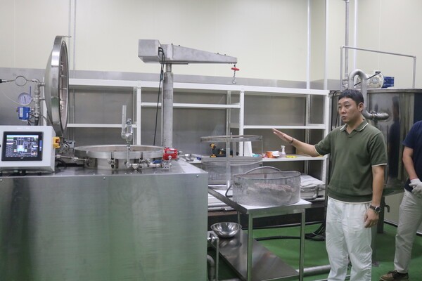 박양세 네오메이션 대표가 시연에 앞서 수분해 장치의 작동 과정을 소개하고 있다. /신익훈 환경전문기자