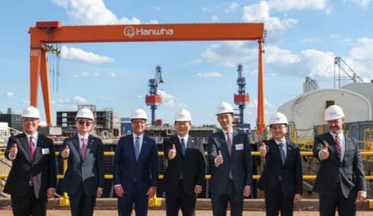 이재명 대통령과 김동관 한화그룹 부회장이 미국 한화필리조선소에서 열린 ‘스테이트 오브 메인호’ 명명식에서 기념 촬영을 하고 있다. 좌측부터 데이비드 김 한화필리조선소 대표, 조현 외교부 장관, 조쉬 샤피로 펜실베니아 주지사, 이재명 대한민국 대통령, 김동관 한화그룹 부회장, 김정관 산업부장관, 토드영 인디애나주 상원의원./사진=한화그룹