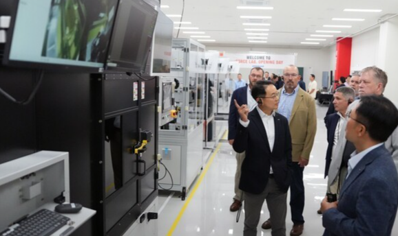 eFORCE LAB 출범식 행사에 참석한 임직원들이 투어를 하며 배터리 팩 연구설비를 둘러보고 있다./사진=두산밥캣